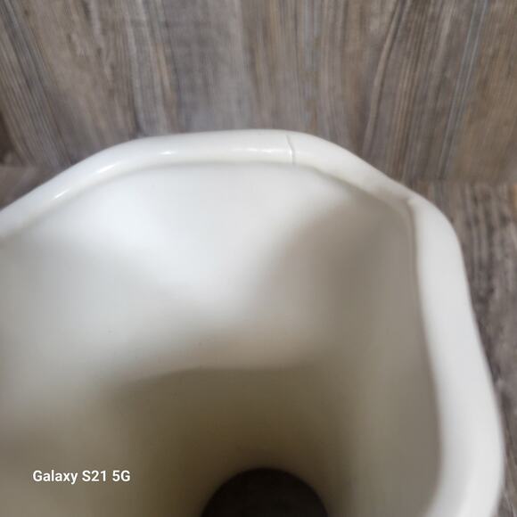 Vintage Hull Vase F 69, Matte White, Swirl Base 9-12" - Picture 4 of 7